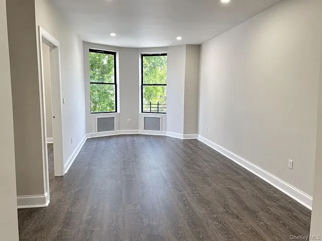 4 bed, 1.0 bath, 1000 sqft, $3,633 — Photo 3
