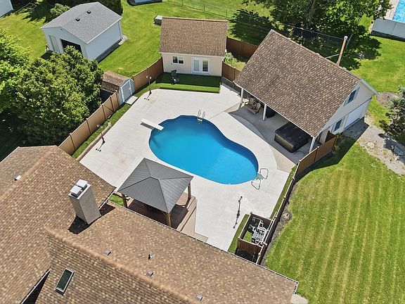 3rd image of 313 Charloe Cir