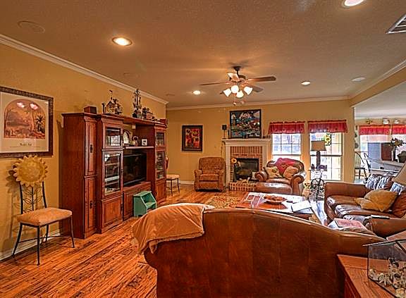 3rd image of 605 Everglade Dr