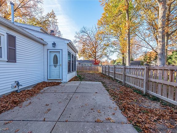 3rd image of 32650 Greenwood Dr