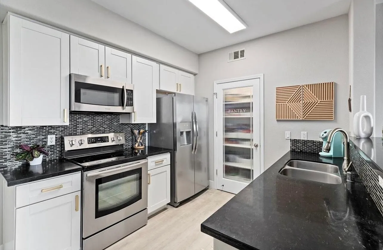 3 bed, 1100 sqft, $1,100 — Photo 3
