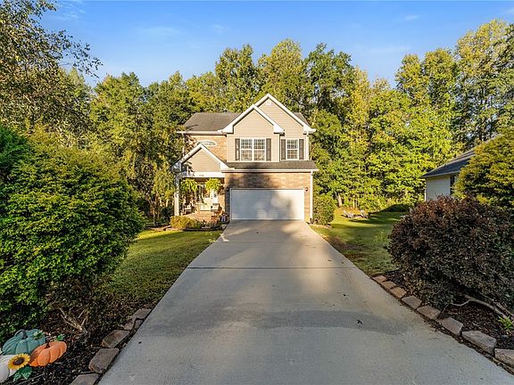 2nd image of 134 Royal Dr
