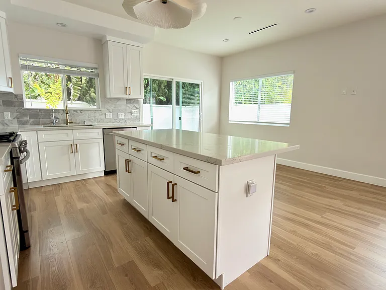 1344 Thompson Ave #A — Photo 4