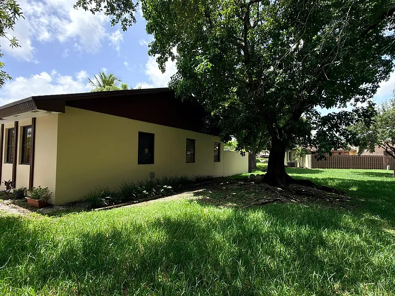 5302 SW 138th Pl — Photo 6