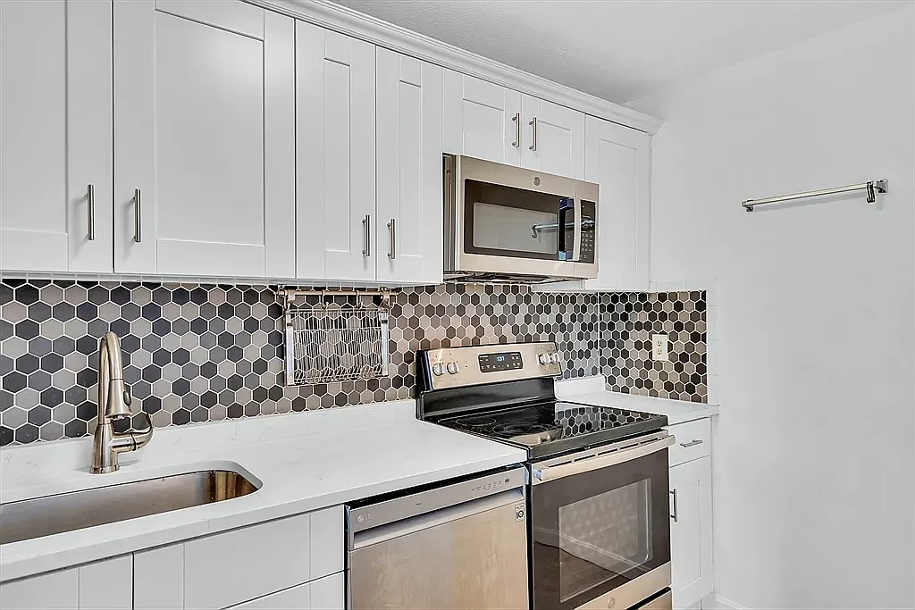 2 bed, 748 sqft, $2,595 — Photo 1