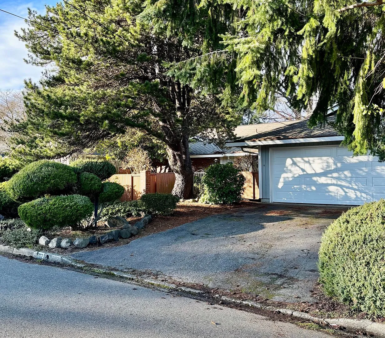 3 Bed / 2.5 Bath Bellevue rambler $3,995/month — Photo 1