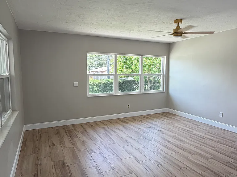 1733 Gladys St — Photo 2