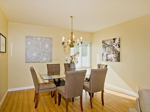 5th image of 207 Somerset Cir