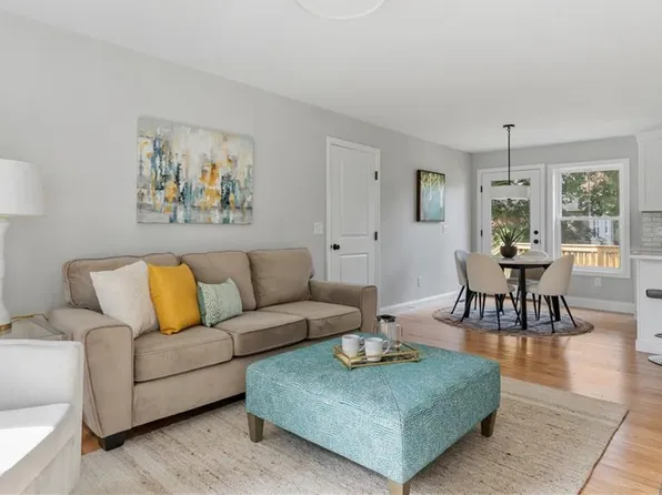 83 Cadora Ave, Warwick, RI 02886