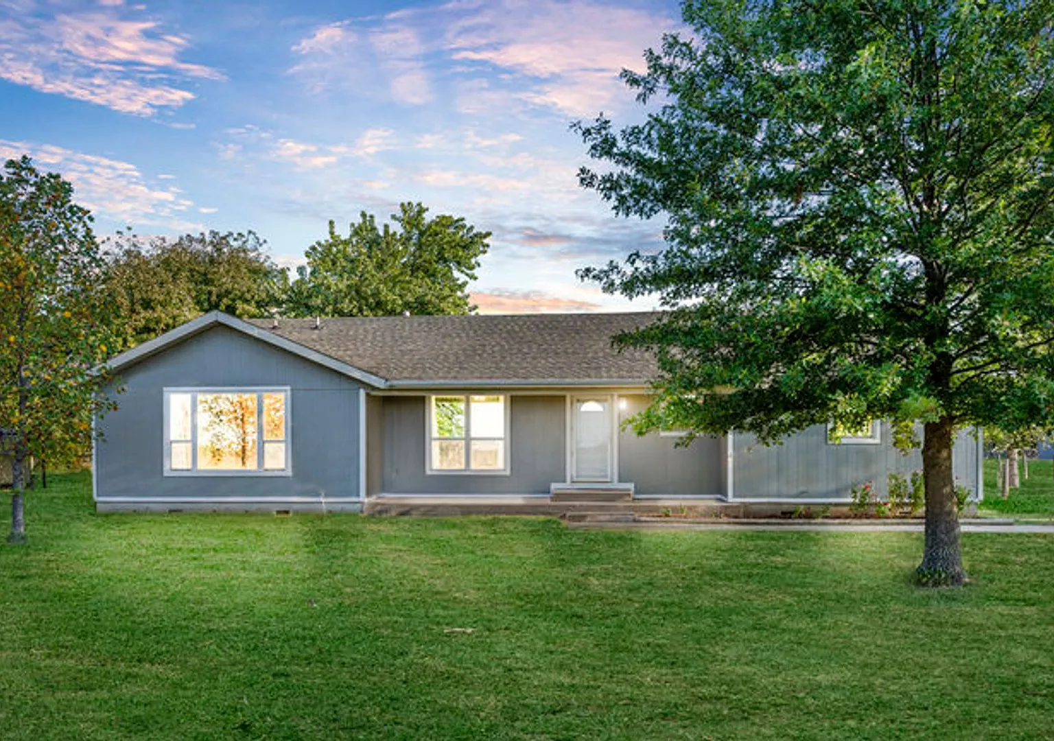 Welcome home to a beautiful and charming 4 bed, 2 bath home — Photo 1