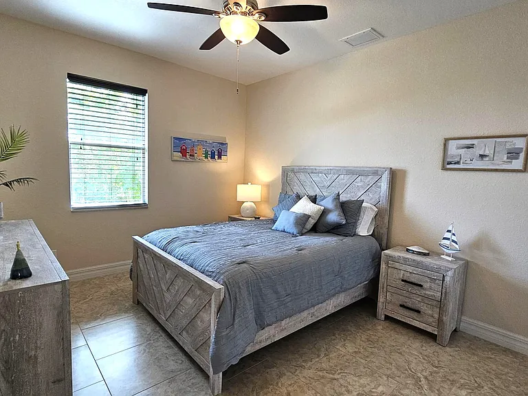 3rd bedroom-queen bed