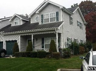 112 Willow Wood Dr, Oakdale, NY 11769