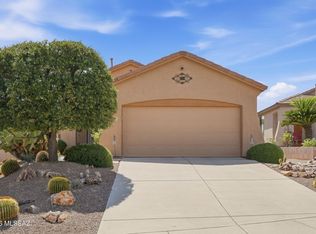 550 W Astruc Dr, Green Valley, AZ 85614