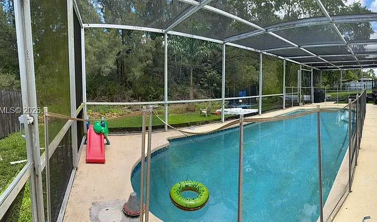 5450 SW 55th Ave — Photo 2