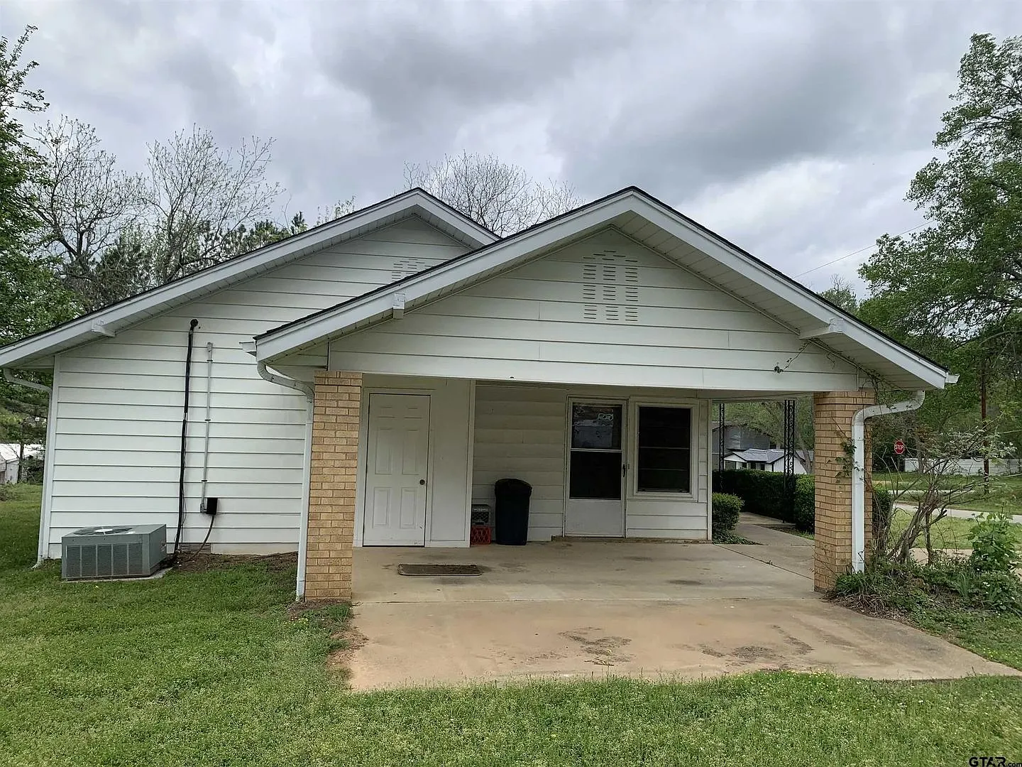 Updated 2-bed/2-bath Available Now! — Photo 3