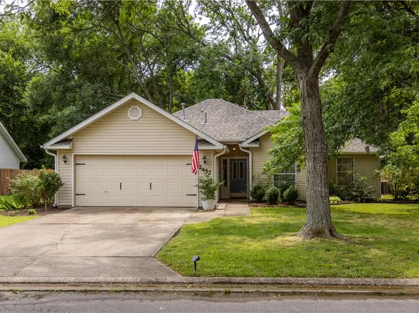 2452 Pin Oak St, Fayetteville, AR 72701