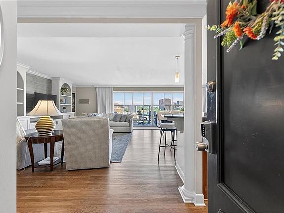 2nd image of 121 W 48th St APT 808
