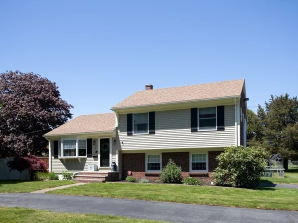 4 Clark Ln, Swansea, MA 02777