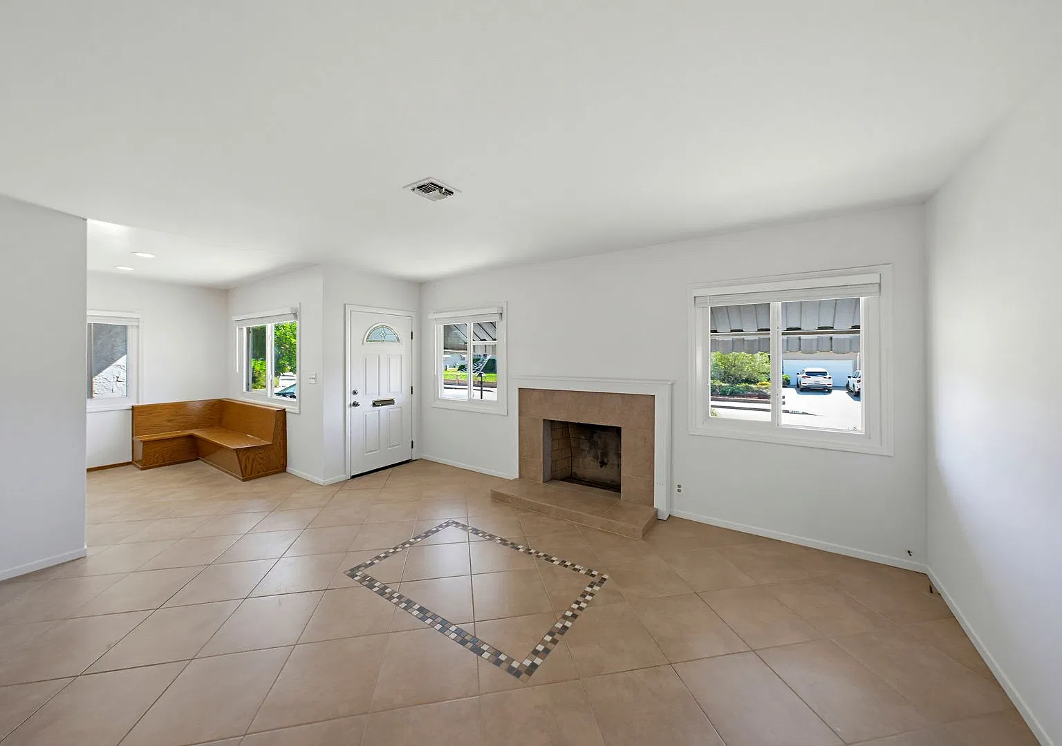 3 bedrooms 2 bathrooms + family area approximately 1559sqft — Photo 2