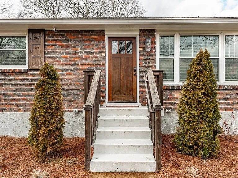 1003 Woods Lake Dr — Photo 2
