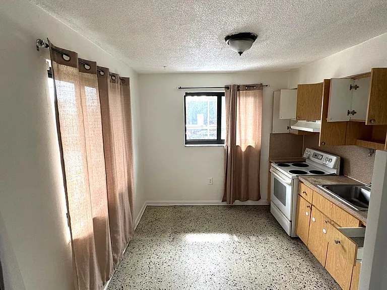 430 NW 9th Ave #3 — Photo 9