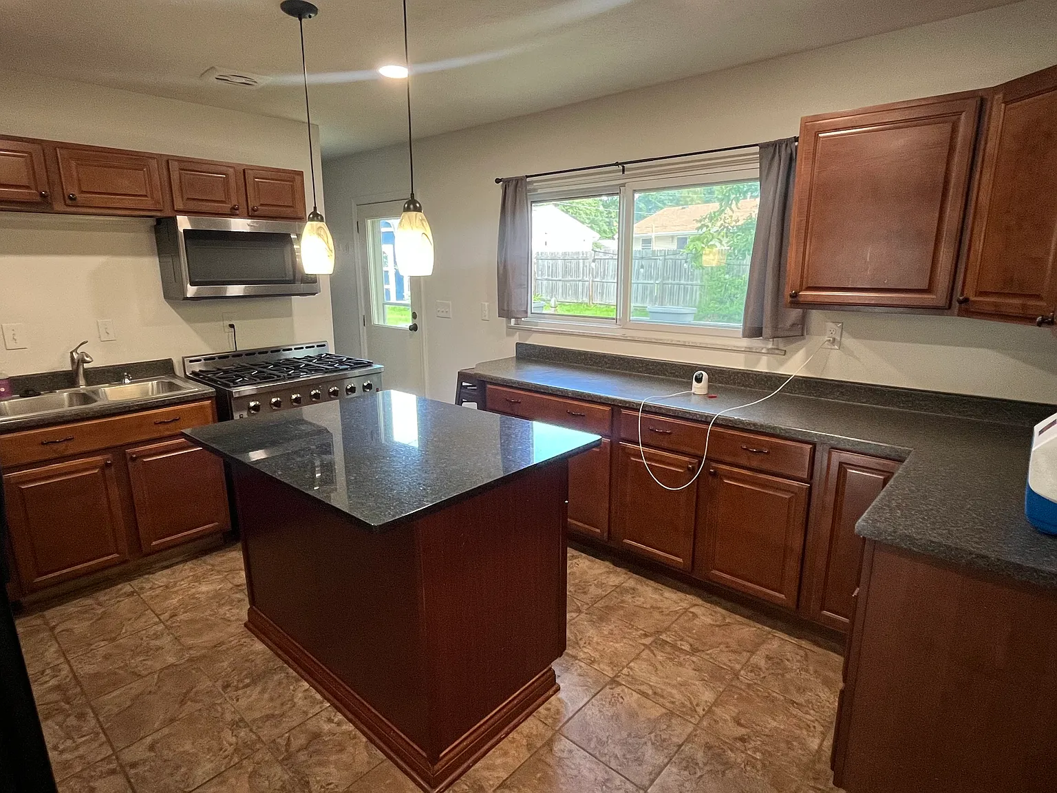 3 bed, 1188 sqft, $2,095 — Photo 3