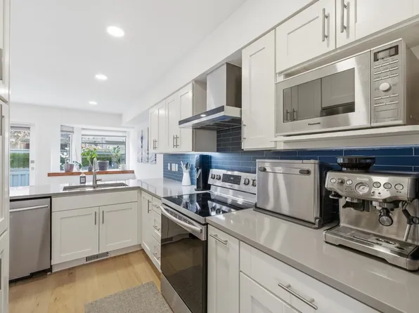 2118 Eastern Ave #10, North Vancouver, BC V7L 3G3