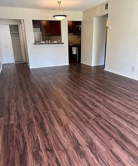 Versailles on the Lake Apartments — Photo 130