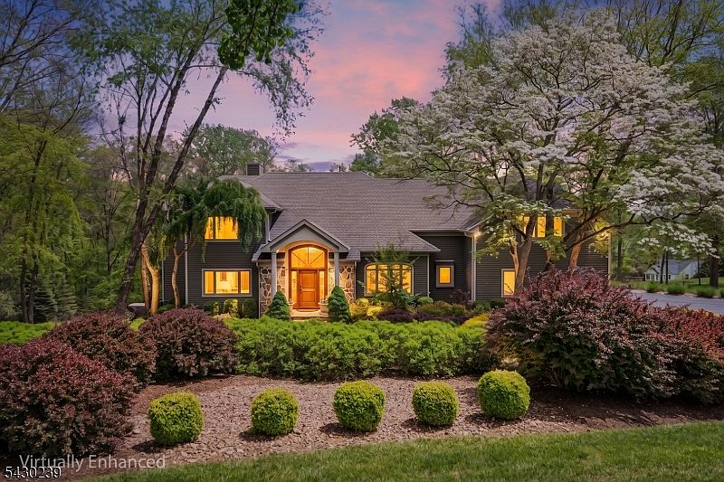 1st image of 7 Heath Dr