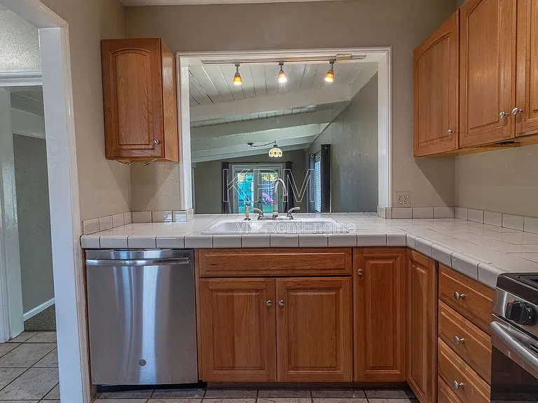 1421 Buena Vista Ave — Photo 9