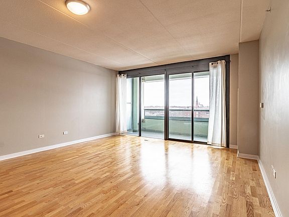 4th image of 900 Chicago Ave Unit 615