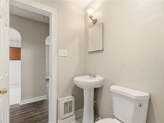 4th image of 843 Ferndale Ave