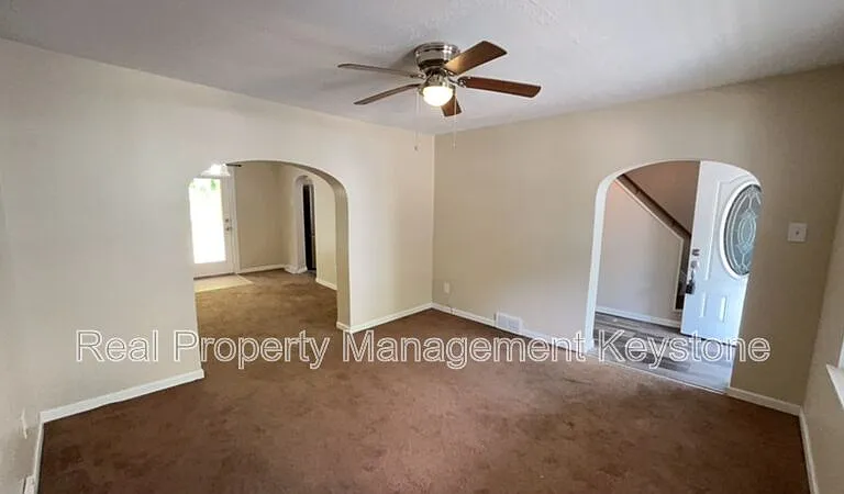 303 Lexington Ct — Photo 3