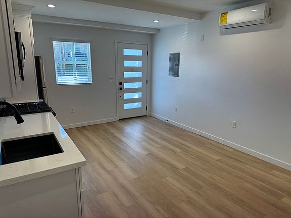 3rd image of 6125 Whitsett Ave #13