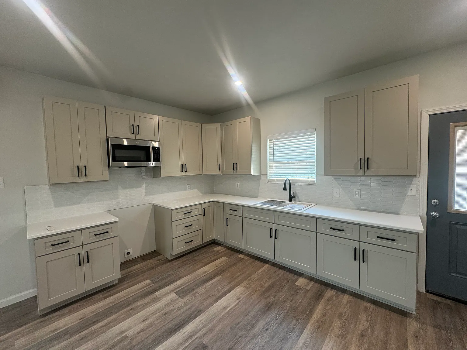 2 bed, 1000 sqft, $1,300 — Photo 2