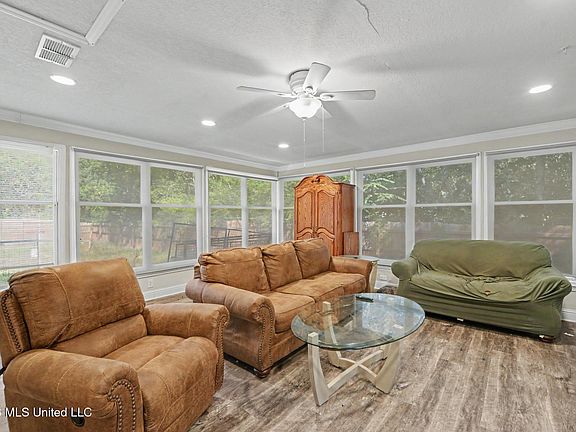 4th image of 2130 Springwood Rd