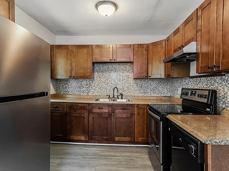 748 Barclay Ln — Photo 9
