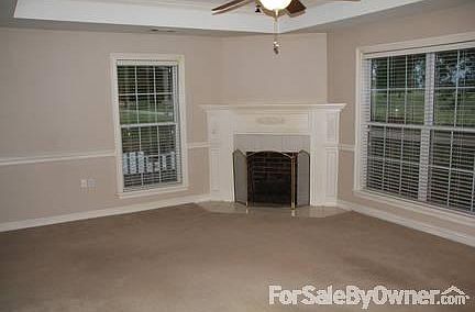 Living Room
						:
						Gas fireplace
