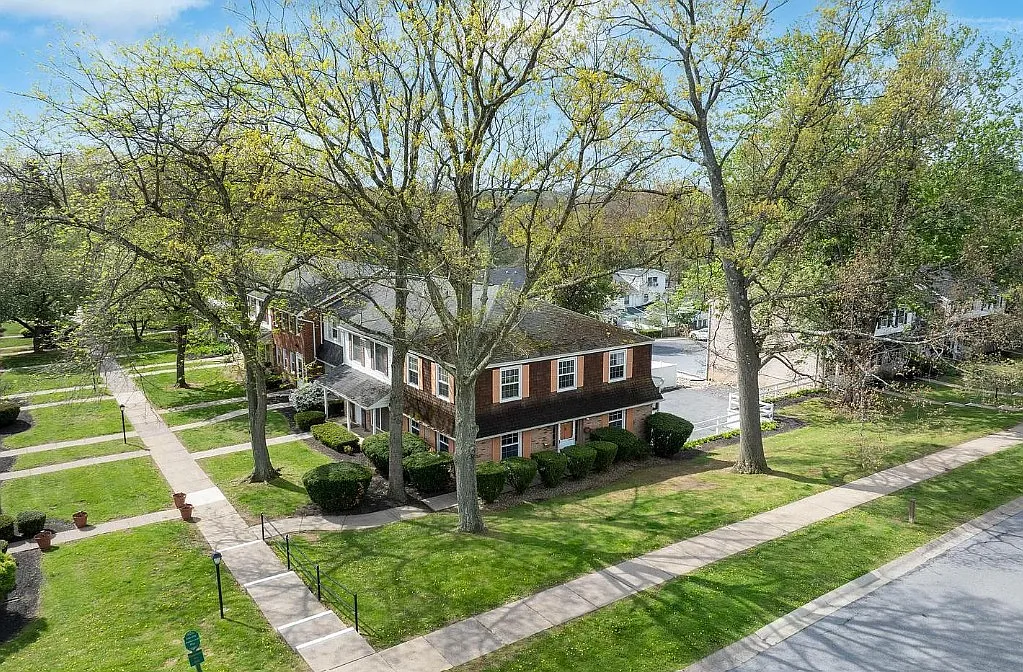2 bed, 1.5 bath, 1428 sqft, $1,890 — Photo 4