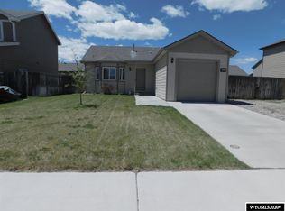 968 Discovery St, Mills, WY 82644