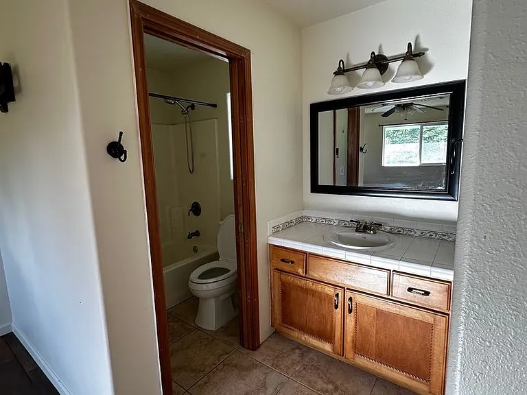 15-1300 Railroad Ave — Photo 11