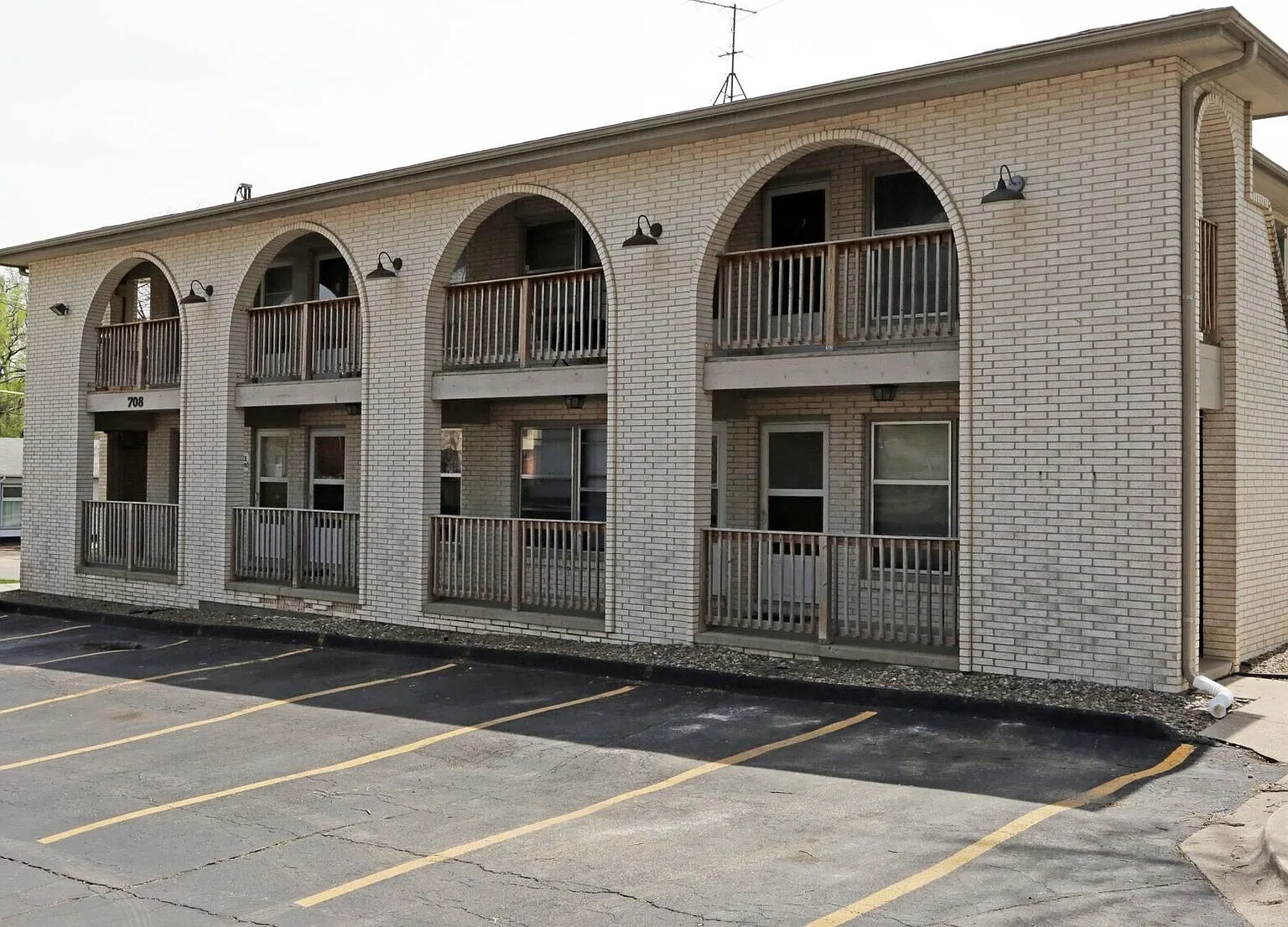 West Glen Apartments — Photo 4
