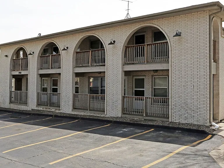 West Glen Apartments — Photo 2