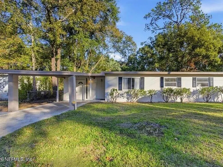 909 La Marche Dr — Photo 1