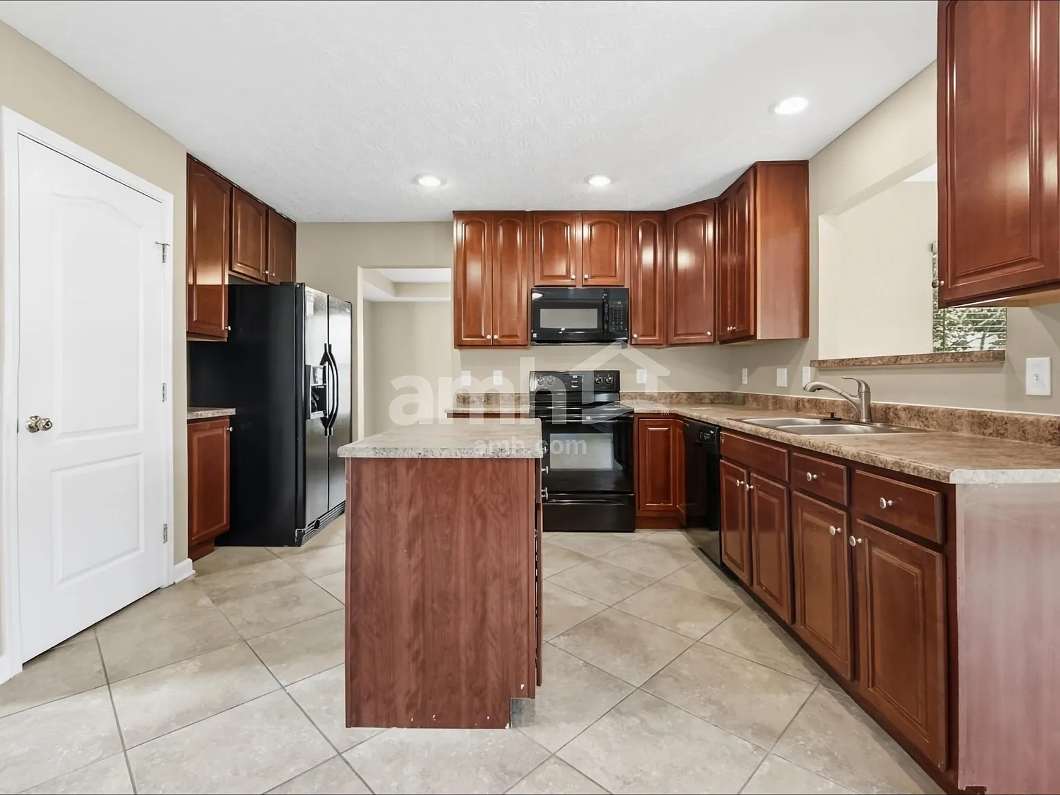 4 bed, 2.5 bath, 2391 sqft, $3,035 — Photo 3