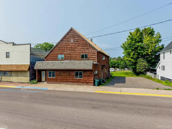 137 Lake Linden Ave, Calumet, MI 49913