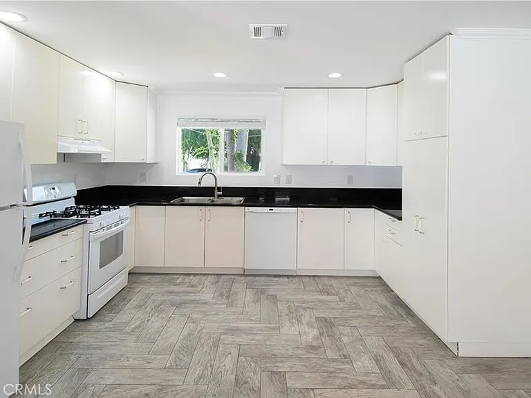 7445 Hesperia Ave — Photo 7