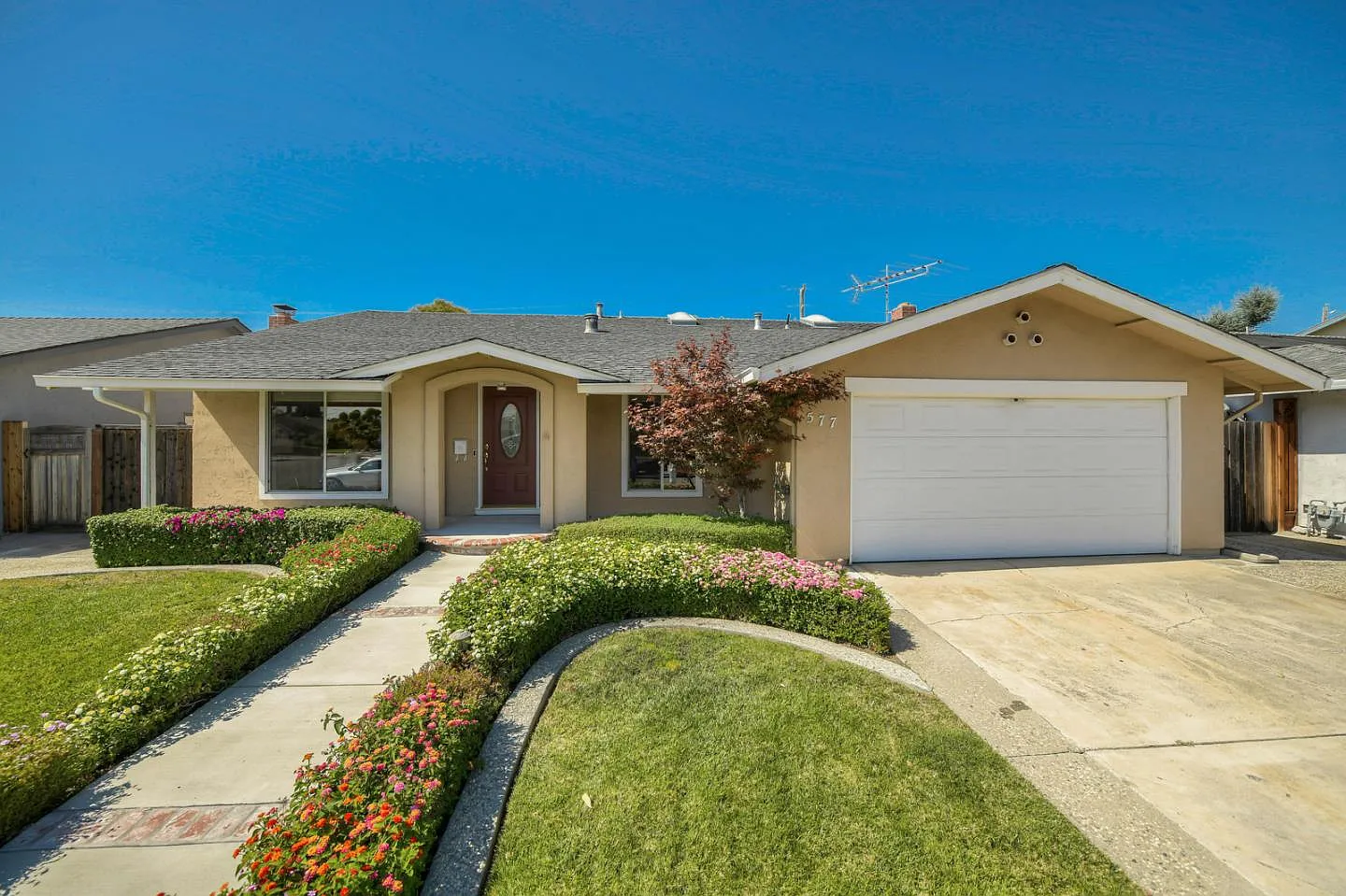 577 Woodstock Way photo 1