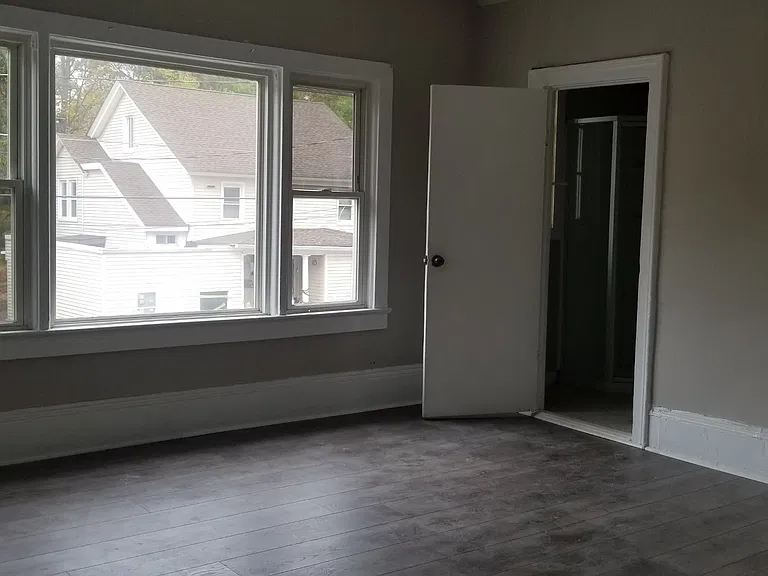 8 Warren St #3 — Photo 3