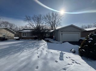 73 Braemar Dr, Elk Grove Village, IL 60007